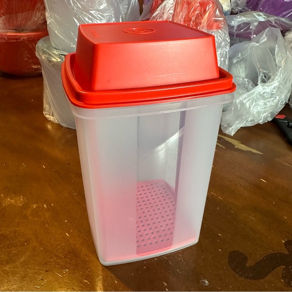 Tupperware Large Pick a Deli 2L - Picture 1 of 4